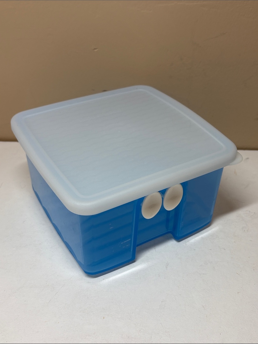 Tupperware Wave-Pattern FridgeSmart Vented Container with Lid